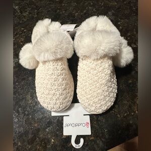 Women’s Cuddl Duds Cream Fuzzy Slippers